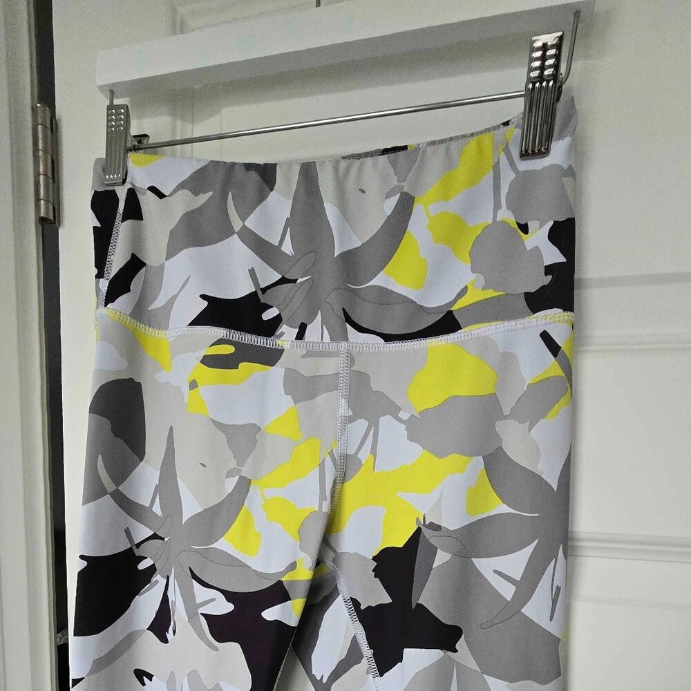 High-Rise Leggings 7/8 – Tropical Floral Print – Yellow/Grey/Black